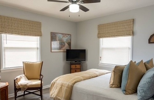 Myrtle Grove House | "Vintage-Chique meets Pensacola Trendy" 3/1 w/fenced yard, beaches, bases & DT.