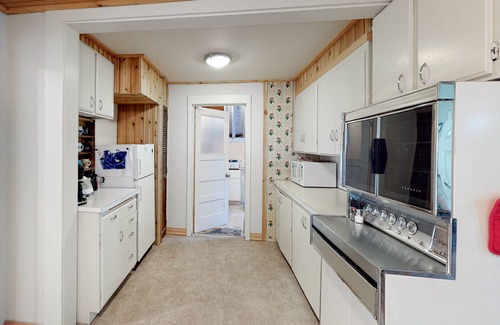 Port Orford House | Vintage coastal cottage w/free WiFi & incredible in-town location, dogs OK