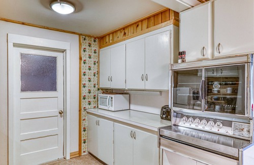 Port Orford House | Vintage coastal cottage w/free WiFi & incredible in-town location, dogs OK