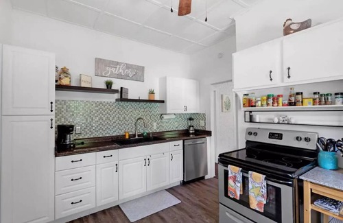 Lake Worth Cottage | Vintage Coastal Cottage 4Bd/2Bth Downstairs Unitn