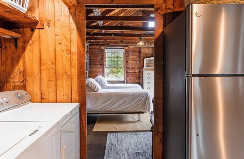 Byfield Cottage | Vintage cottage that sleeps 8 in amazing North Hampton Beach location with Wifi