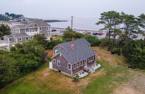 Byfield Cottage | Vintage cottage that sleeps 8 in amazing North Hampton Beach location with Wifi