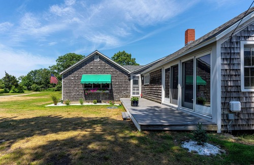 Byfield Cottage | Vintage cottage that sleeps 8 in amazing North Hampton Beach location with Wifi