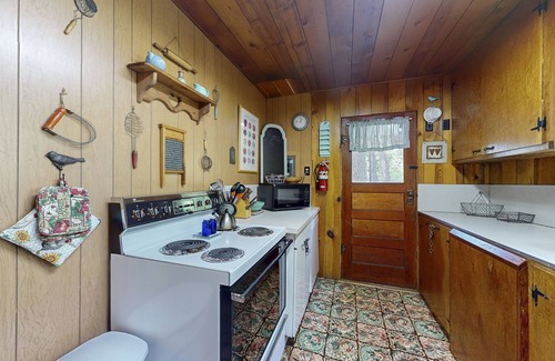 Joseph House | Vintage Cottage w/Private Hot Tub, Fireplace & Deck - Walk to the Lake, Dogs OK