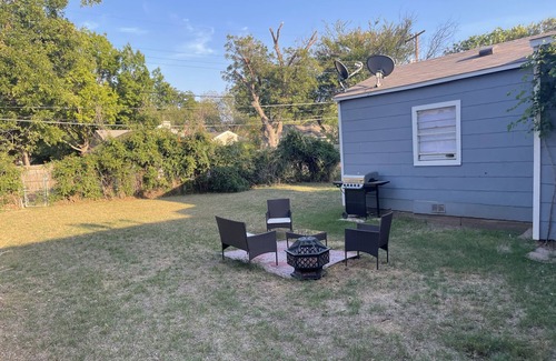 Wichita Falls House | Vintage Eclectic Home~ Central Location~Country Club ~ MSU~ Fire pit