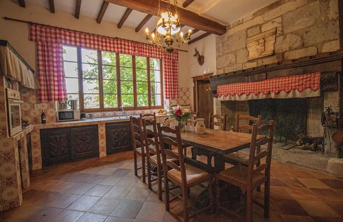 Nerac House | Vintage french mansion + swimming pool into a fenced park close to the river