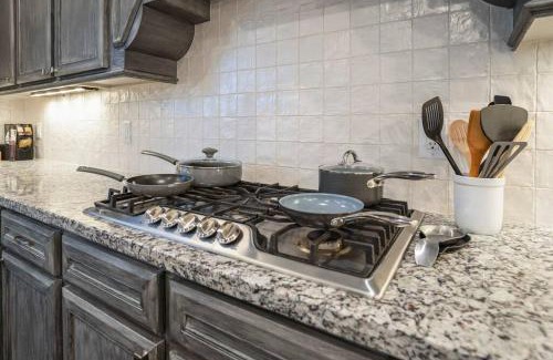 South Central Houston Apartment | Vintage Hollywood Theater House in East Downtown