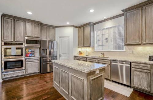 South Central Houston Apartment | Vintage Hollywood Theater House in East Downtown
