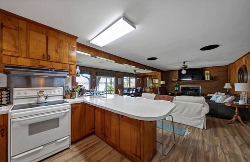 Chapin House | Vintage Libby on the Lake | 3 BR | Pet Friendly!