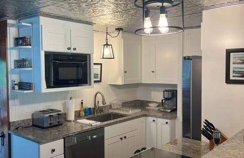 Gilford Cabin | Vintage & Modern Lodge, Dogs Welcome!