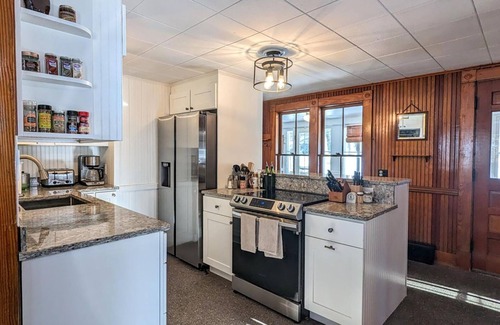 Gilford Cabin | Vintage & Modern Lodge, Dogs Welcome!