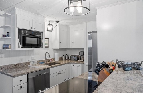 Gilford Cabin | Vintage & Modern Lodge, Dogs Welcome!