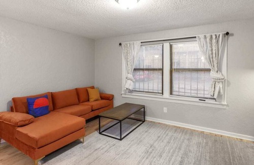 South Hyde Park Apartment | Vintage MW 1BR with Full Kitchen by Zencity