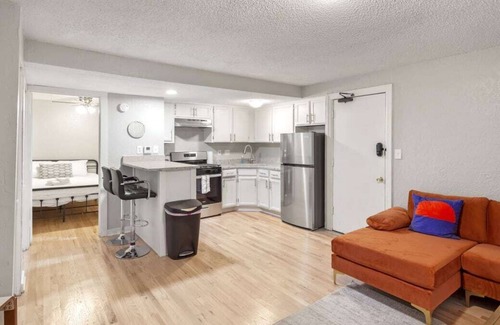 South Hyde Park Apartment | Vintage MW 1BR with Full Kitchen by Zencity