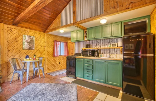 Lyons Cabin | Vintage Riverside Cabin — Spacious Family Stay