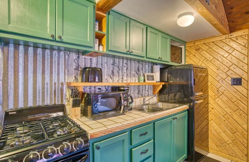 Lyons Cabin | Vintage Riverside Cabin — Spacious Family Stay