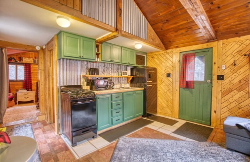 Lyons Cabin | Vintage Riverside Cabin — Spacious Family Stay