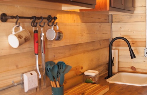 Woodland Park Cabin | Vintage Sheriff Tiny Cabin - HOT TUB!