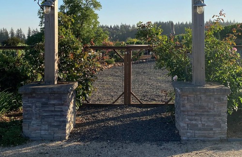 Dundee House | Vintner's Studio at Balanza Vineyard a private, modern vineyard get-away.