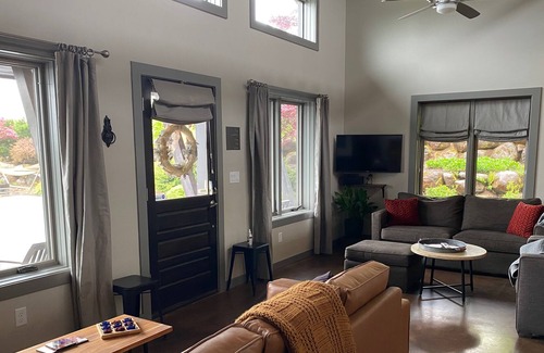 Dundee House | Vintner's Studio at Balanza Vineyard a private, modern vineyard get-away.