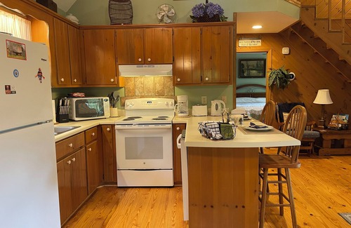 Hiawassee Cabin | Violet Cabin - Beautiful Mountain View, Rustic Charm w/Jacuzzi & Wood Fireplace