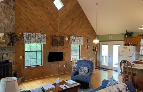 Hiawassee Cabin | Violet Cabin - Beautiful Mountain View, Rustic Charm w/Jacuzzi & Wood Fireplace