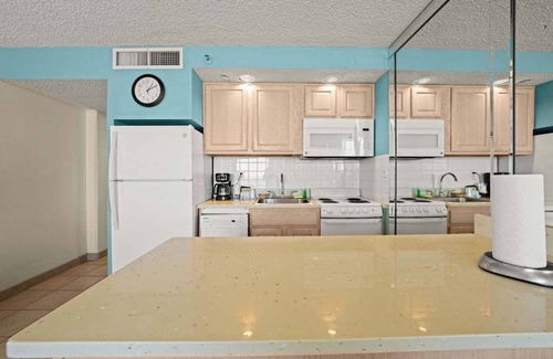 Virginia Beach Condo | Virginia Beach 1BR + Indoor Heated Pool