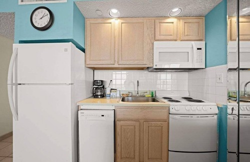 Virginia Beach Condo | Virginia Beach 1BR + Indoor Heated Pool