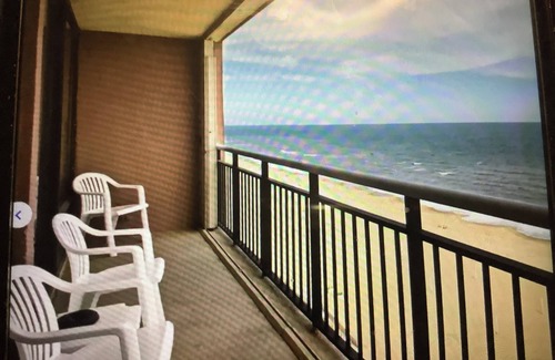 Virginia Beach Resort | VIRGINIA BEACH, VIRGINIA OCEANFRONT ONE BEDRM SLEEPS 4.Full kitchen,indoor pool.