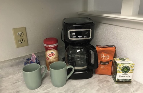 Visalia Condo | Visalia, cozy, clean condo ! Short drive to SEQUOIA NP & downtown.Pets welcome!