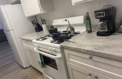 Visalia Condo | Visalia, cozy, clean condo ! Short drive to SEQUOIA NP & downtown.Pets welcome!