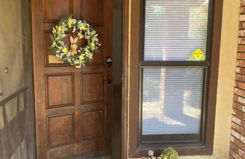 Visalia Condo | Visalia, cozy, clean condo ! Short drive to SEQUOIA NP & downtown.Pets welcome!