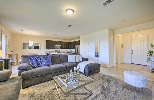 Visalia Cottage | Visalia Home w/Yard: 4 Mi to Downtown!