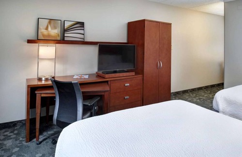 Brookfield Hotel | Visit Pabst Mansion, Milwaukee’s Pioneer Brewing Family! Pets Allowed, Pool!