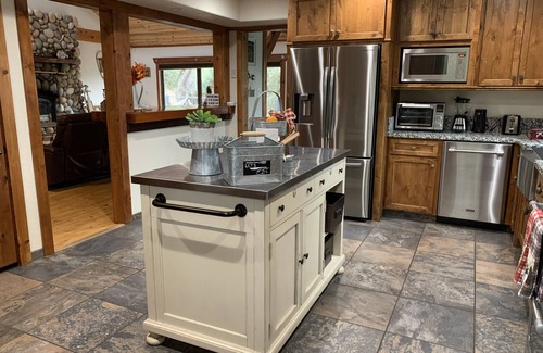 Oakhurst House | Vista Chalet-Yosemite and Bass Lake getaway with Tesla charger