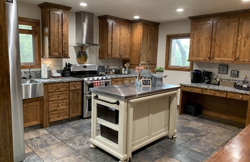 Oakhurst House | Vista Chalet-Yosemite and Bass Lake getaway with Tesla charger