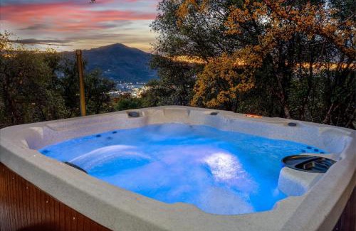 Oakhurst House | Vista Haven with stunning views/hot tub/mini golf