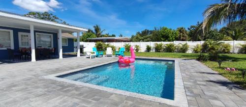 Shore Acre Heights House | Viva La Flamingo