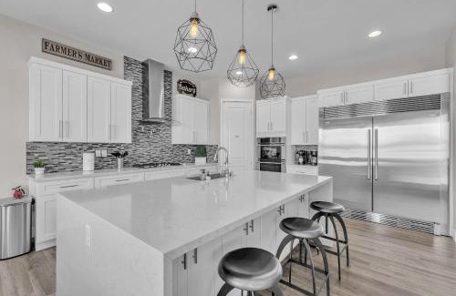 Las Vegas House | Viva Oasis - A Modern Sanctuary