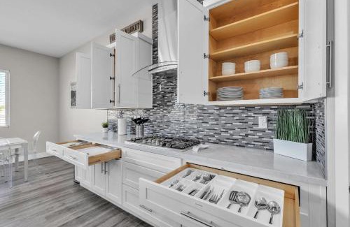 Las Vegas House | Viva Oasis - A Modern Sanctuary