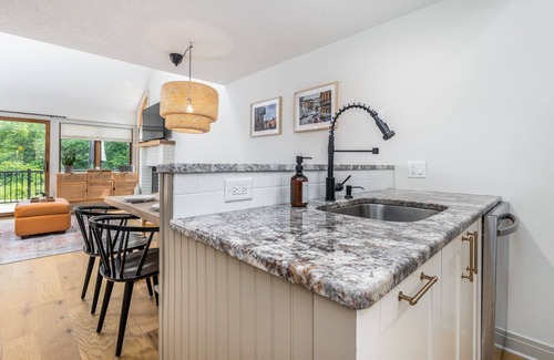 The Galena Territory House | Vivid Fall Colors @ Valleywood! Modern 2BR - Fireplace, Pool Access, WiFi
