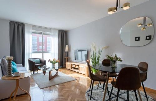Ciudad Jardin Apartment | Vivienda con zona de trabajo, piscina y parking