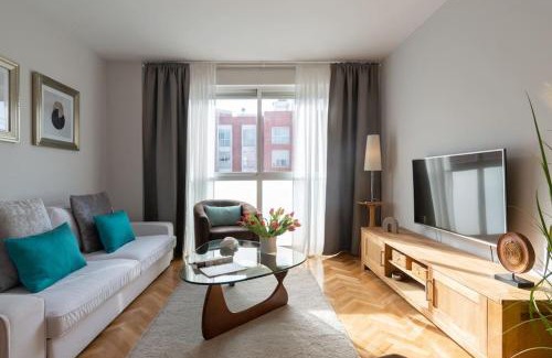 Ciudad Jardin Apartment | Vivienda con zona de trabajo, piscina y parking