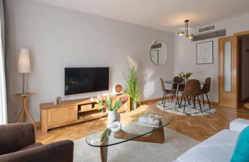 Ciudad Jardin Apartment | Vivienda con zona de trabajo, piscina y parking