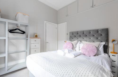 Warwick Apartment | Vogue 1 bedroom Pimlico flat near Victoria Station