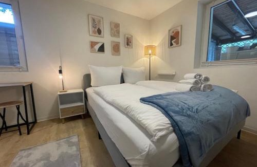 Eichwalde Apartment | Vorstadtoase - Apartment für 2 Personen mit Smart TV, Parken, eigenen Bad, Netflix - Nähe BER