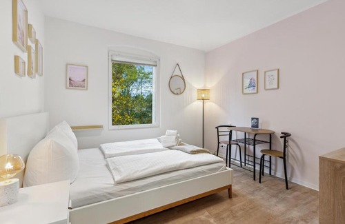 Eichwalde Apartment | Vorstadtoase für 2 - Netflix, Parkplatz, Nähe BER, Queensize-Bett