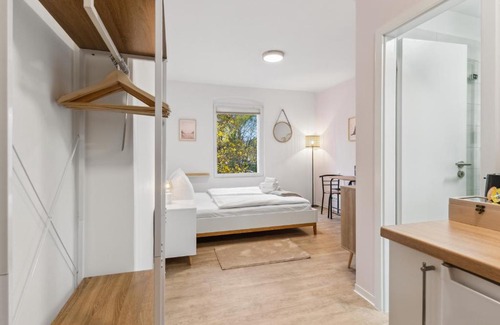 Eichwalde Apartment | Vorstadtoase für 2 - Netflix, Parkplatz, Nähe BER, Queensize-Bett