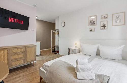 Eichwalde Apartment | Vorstadtoase für 2 - Netflix, Parkplatz, Nähe BER, Queensize-Bett