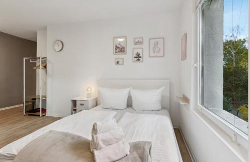 Eichwalde Apartment | Vorstadtoase für 2 - Netflix, Parkplatz, Nähe BER, Queensize-Bett